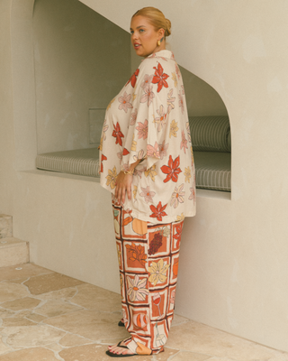 Lacey Shirt in Beige Flowers – an oversized, breathable rayon shirt with a relaxed fit, pregnancy-friendly design, and button-down front for easy breastfeeding access.