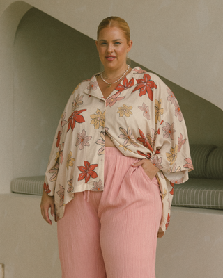 Lacey Shirt in Beige Flowers – an oversized, breathable rayon shirt with a relaxed fit, pregnancy-friendly design, and button-down front for easy breastfeeding access.