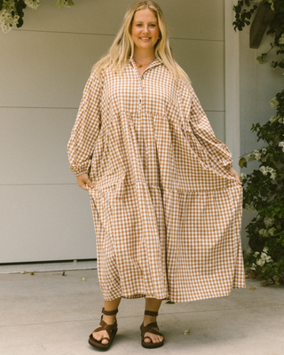 Maternity-friendly smock dress in caramel gingham – pregnancy and breastfeeding friendly