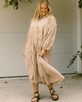 Maternity-friendly smock dress in caramel gingham – pregnancy and breastfeeding friendly