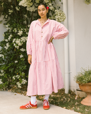 Maternity-friendly smock dress in pink gingham – pregnancy and breastfeeding friendly