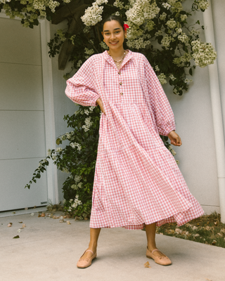 Maternity-friendly smock dress in pink gingham – pregnancy and breastfeeding friendly