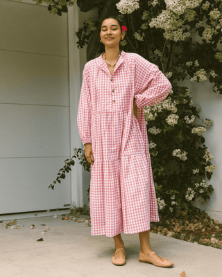 Maternity-friendly smock dress in pink gingham – pregnancy and breastfeeding friendly