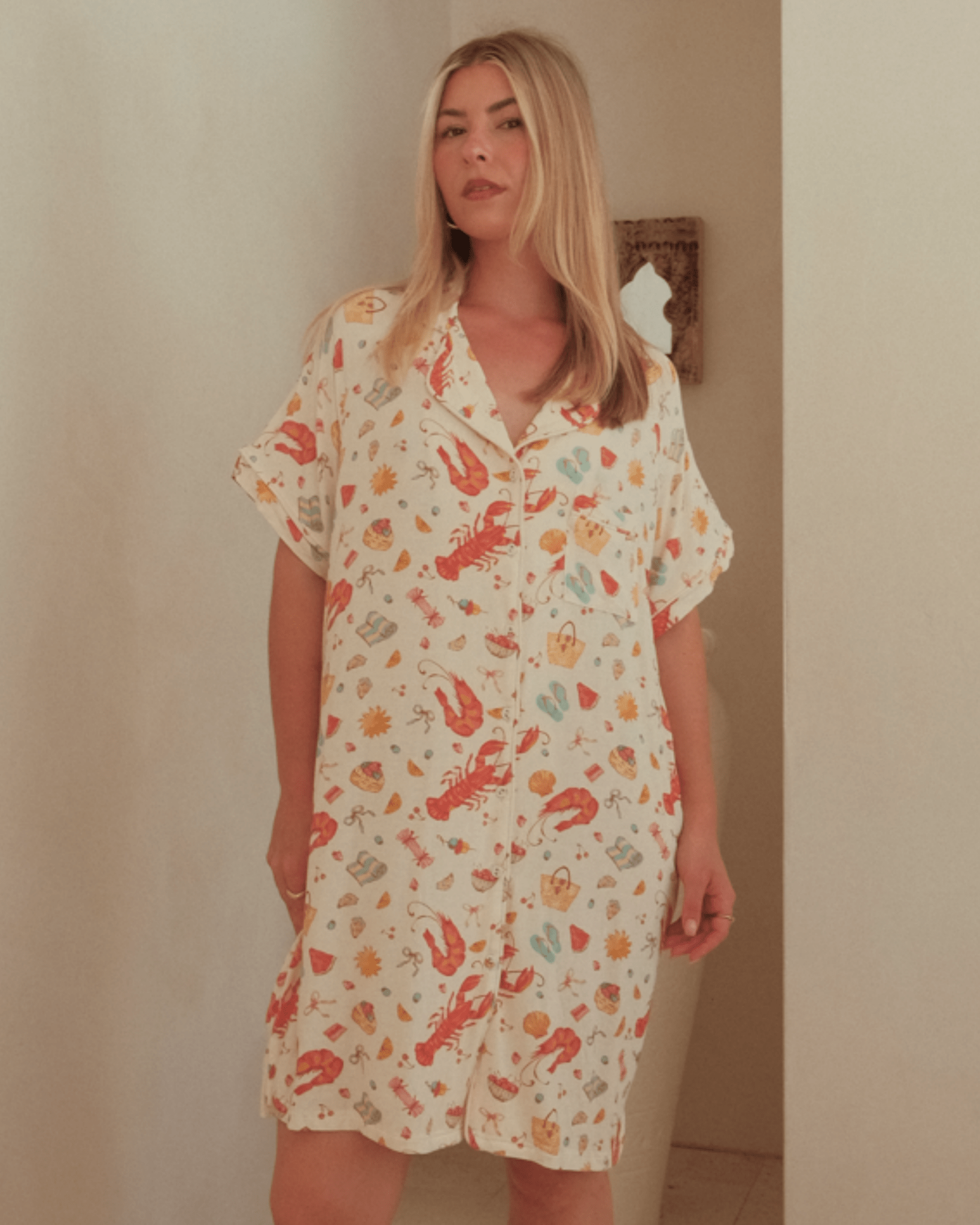 Woman wearing a summery, breathable, short-sleeved nightie in a christmas pattern.